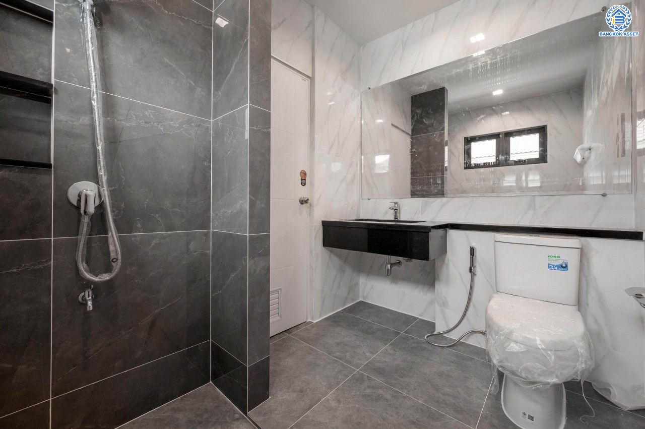 บ้านเดี่ยวฟิลคฤหาสน์มือสองตกแต่งใหม่ แบรนด์ LH ดีไซน์สุดหรูหรา โครงการ ลดาวัลย์ ปิ่นเกล้า เนื้อที่ 178.6 ตร.ว. บนพื้นที่ใช้สอยถึง 651.84 ตร.ม. ฟังก์ชันจัดเต็ม 5 ห้องนอน 7 ห้องน้ำ  1 ห้องแม่บ้าน จอดรถได้ถึง 3 คัน ทำเลศักยภาพติดถนนบรมราชชนนี เชื่อมต่อหลายเส้นทาง ใกล้มหาวิทยาลัยมหิดล และเซ็นทรัลศาลายา